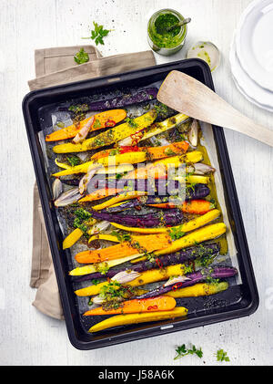 Gebackene Karotten mit Grünkohl-pesto Stockfoto