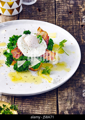 Pochiertes Ei mit Grünkohl auf toast Stockfoto