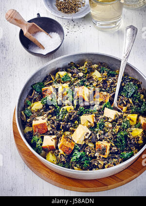 Vegetarische Grünkohl-Gericht mit tofu Stockfoto