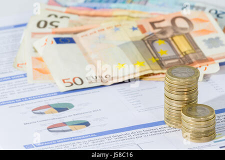 Nahaufnahme der Stromrechnung und Münzen für die Zahlung. Stockfoto