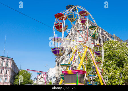 Kiew, UKRAINE - 5. Mai 2017: kleine Freizeitpark auf dem St. Michael (Erstens) Platz in der Stadt Kiew. Mikhailovskaya gehört zu den ältesten Platz in Stockfoto