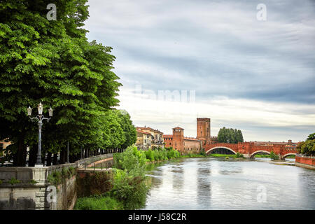 Panoramablick auf der Brücke Ponte Pietra in Verona am Etsch Stockfoto
