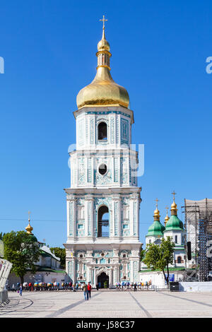 Kiew, UKRAINE - 5. Mai 2017: Ansicht der Glockenturm der St. Sophia Cathedral aus St. Sophia Platz. Die Kathedrale ist die erste Weltkulturerbe in der Ukraine Stockfoto