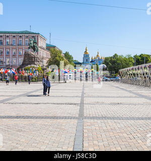 Kiew, UKRAINE - 5. Mai 2017: Blick auf Saint Michael Klosterkirche von St. Sophia Platz mit Touristen in der Stadt Kiew. Das Kloster war founde Stockfoto