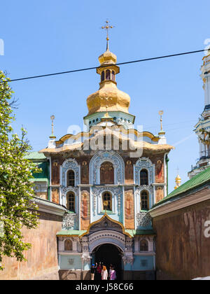 Kiew, UKRAINE - 5. Mai 2017: Besucher in der Nähe von Eingang im Kiewer Höhlenkloster, Gate Kirche der Dreifaltigkeit (Pechersk Lavra). Diese Kirche wurde 1106 gebaut. Stockfoto