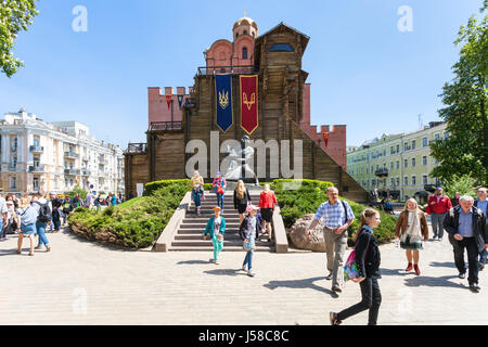 Kiew, UKRAINE - 5. Mai 2017: Touristen in der Nähe von Golden Gate Denkmal (Goldenes Tor von Kiew) in Kiew. Das goldene Tor wurden die mod in 1017-1024, gebaut. Stockfoto