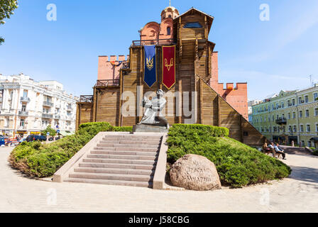 Kiew, UKRAINE - 5. Mai 2017: Statue von Jaroslaw dem weisen in der Nähe von Golden Gate Denkmal (Goldenes Tor von Kiew). Das goldene Tor gebaut in 1017-1024, t Stockfoto