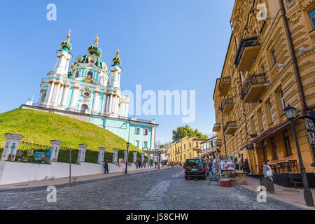 Kiew, UKRAINE - 5. Mai 2017: Menschen und Blick auf die Kirche St. Andrew Andriyivskyy Abstammung in der Stadt Kiew im Frühjahr. Die Kirche wurde erbaut in 174 Stockfoto