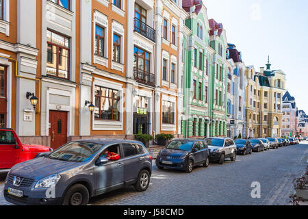 Kiew, UKRAINE - 5. Mai 2017: Parkplatz in der Nähe von neuen Wohnhäusern in lang Straße im neuen Wohnquartier in alten historischen Bereich Gonch Stockfoto