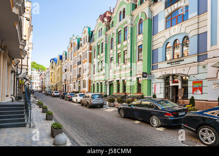Kiew, UKRAINE - 5. Mai 2017: Blick von neuen Wohnhäusern auf lang Straße im neuen Wohnquartier in alten historischen Bereich Gonchary Kozhe Stockfoto
