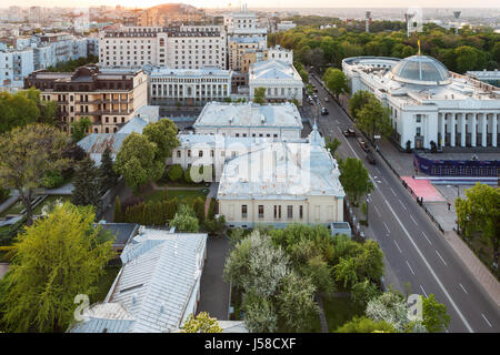 Kiew, UKRAINE - 5. Mai 2017: Blick auf Gruschevsky Straße in der Nähe von Verkhovna Rada Gebäude (Parlamentsgebäude) in Frühlingsabend. Mykhailo war Straße ich Stockfoto