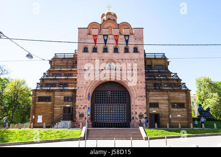 Kiew, UKRAINE - 6. Mai 2017: Besucher in der Nähe von Eingang zu Museum der goldene Tor von Kiew. Das goldene Tor in 1017-1024 gebaut wurden, wurde die moderne Tore Stockfoto