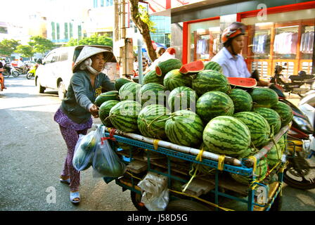 Vietnamesin drängen Melonen, Can Tho Stadt, Vietnam Stockfoto