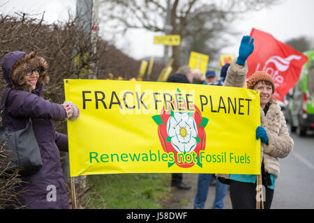 Auf Samstag, 25. Februar 2017 ein Anti Fracking Protestkundgebung fand in Preston New Road in kleinen Plumpton, in der Nähe von Blackpool, Lancashire, UK. Die pr Stockfoto