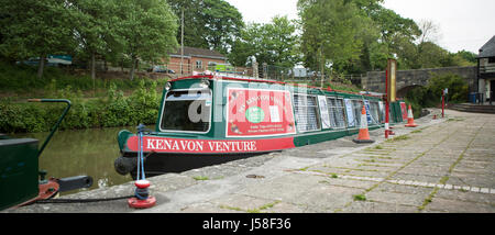 DEVIZERS, UK - 16. Mai 2017: The Kenavon Venture Narrowboat vertäut am Kai in Devizes Stockfoto