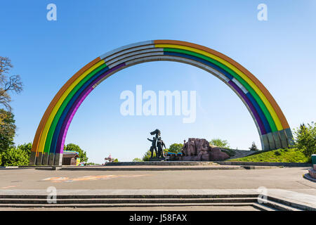 Reisen in die Ukraine - Regenbogen gemalt Arch of Diversity (Freundschaft der Nationen Bogen, Bogen der Freundschaft der Menschen), Symbol der Kiew-Pride-Parade in Kiew Cit Stockfoto