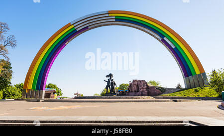 Reisen in die Ukraine - Ansicht des Regenbogens lackiert Arch of Diversity (Freundschaft der Nationen Bogen, Bogen der Freundschaft der Menschen), Kiew-Pride-Parade-Symbol in Stockfoto