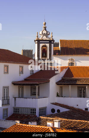 Architektur in Obidos, Portugal, mit dem Turm der Peterskirche. Stockfoto