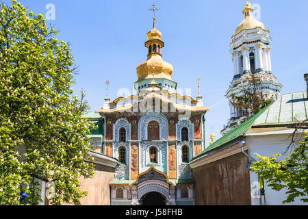 Reisen Sie in die Ukraine - Eingang im Kiewer Höhlenkloster, Gate Kirche der Dreifaltigkeit in der Stadt Kiew im Frühjahr Stockfoto