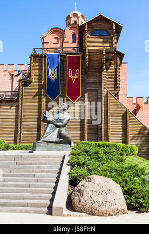 Reisen Sie in die Ukraine - Statue von Jaroslaw dem weisen in der Nähe von Golden Gate Denkmal (Goldenes Tor von Kiew) in der Stadt Kiew im Frühjahr Stockfoto