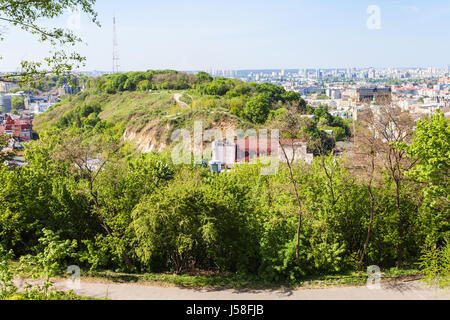 Reisen Sie in die Ukraine - Blick auf Samkowa Hora Hill (Schlossberg) in der Stadt Kiew im Frühjahr Stockfoto