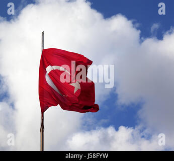 Türkische Flagge am Fahnenmast Sonnetag im Wind winken Stockfoto