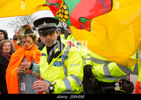 Auf Samstag, 25. Februar 2017 ein Anti Fracking Protestkundgebung fand in Preston New Road in kleinen Plumpton, in der Nähe von Blackpool, Lancashire, UK. Die pr Stockfoto