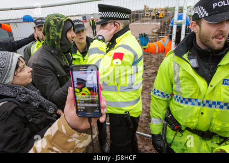 Auf Samstag, 25. Februar 2017 ein Anti Fracking Protestkundgebung fand in Preston New Road in kleinen Plumpton, in der Nähe von Blackpool, Lancashire, UK. Die pr Stockfoto