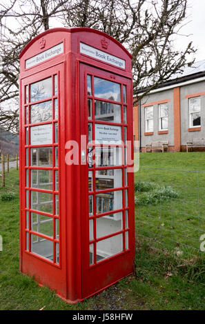 Balquhidder Büchertausch in eine alte rote Telefonzelle, Balquhidder, Perthshire, Schottland Stockfoto