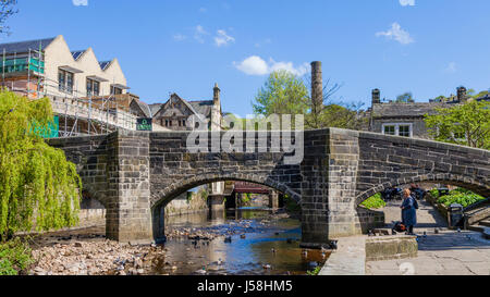 Hebden Beck unter der alten Lastesel Brücke in der Mitte der Pennine Mühle Stadt Hebden Bridge, West Yorkshire, Großbritannien Stockfoto