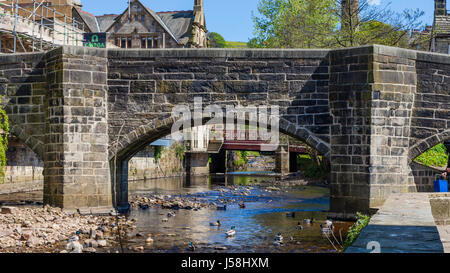 Hebden Beck unter der alten Lastesel Brücke in der Mitte der Pennine Mühle Stadt Hebden Bridge, West Yorkshire, Großbritannien Stockfoto