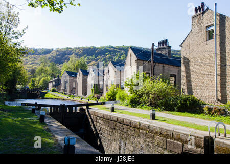 Rochdale Canal durch Hebden Bridge in West Yorkshire, UK Stockfoto