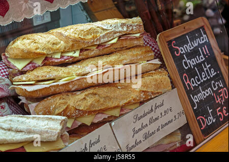 Annecy, Haute-Savoie Abteilung, Rhone-Alpes, Frankreich.  Fleisch und Käse-Sandwiches im Schaufenster. Stockfoto