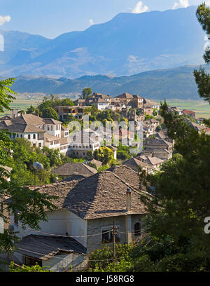 Gjirokastra oder Gjirokaster, Albanien.  Typische Architektur in der Altstadt.  Gjirokastra ist ein UNESCO-Weltkulturerbe. Stockfoto