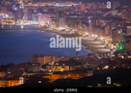 Fuengirola, Costa Del Sol, Provinz Malaga, Andalusien, Südspanien.  Hohe Ansicht im Winter in der Abenddämmerung. Stockfoto