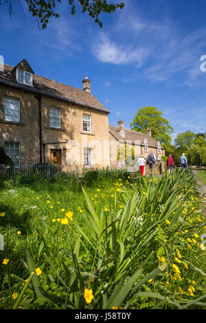 Schöne alte Cotswolds, Lower Slaughter, Gloucestershire, England Großbritannien UK Tourist vor Ort Dorf Haus Stockfoto
