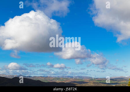 Windmühlen, die Herstellung von elektrischer Energie in der Nähe von Ardales, Provinz Malaga, Andalusien, Südspanien. Stockfoto
