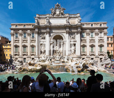 Rom, Italien.  Der Trevi-Brunnen.  Fontana di Trevi.  Das historische Zentrum von Rom ist ein UNESCO-Weltkulturerbe. Stockfoto