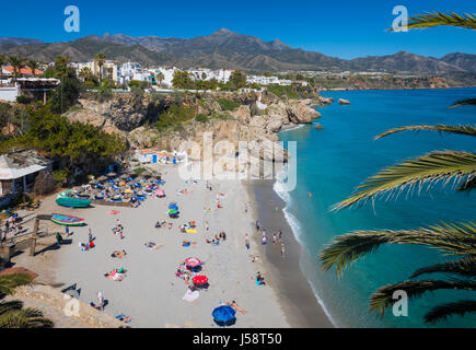 Nerja, Costa Del Sol, Provinz Malaga, Andalusien, Südspanien.  Calahonda Strand gesehen vom Balcon de Europa. Stockfoto