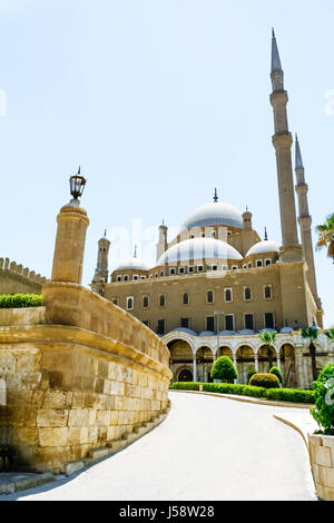Blick auf die Al-Nasir Muhammad Moschee auf der Zitadelle in Kairo, Ägypten. Stockfoto