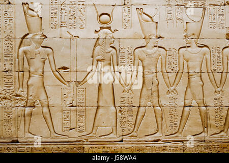 Reliefs von ägyptischen Hieroglyphen an der Wand im Horus-Tempel. Edfu. Ägypten Stockfoto