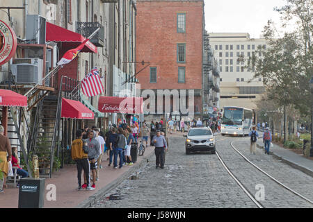 Savannah, Georgia, USA - 20. Januar 2017: Historische River Street entlang des Savannah River und der Tunnel-Durchgang, der sie trennt.  Auch genannt Riv Stockfoto