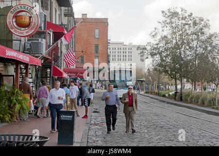 Savannah, Georgia, USA - 20. Januar 2017: Historische River Street entlang des Savannah River und der Tunnel-Durchgang, der sie trennt.  Auch genannt Riv Stockfoto