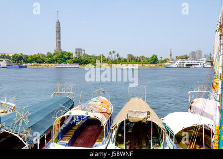 Touristischen Boote auf den Nil und Kairo Skyline im Hintergrund. Stockfoto
