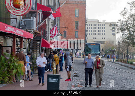 Savannah, Georgia, USA - 20. Januar 2017: Historische River Street entlang des Savannah River und der Tunnel-Durchgang, der sie trennt.  Auch genannt Riv Stockfoto