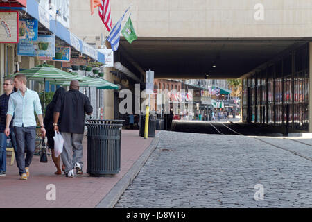 Savannah, Georgia, USA - 20. Januar 2017: Historische River Street entlang des Savannah River und der Tunnel-Durchgang, der sie trennt.  Auch genannt Riv Stockfoto