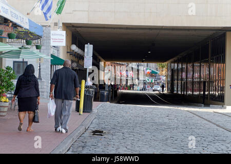 Savannah, Georgia, USA - 20. Januar 2017: Historische River Street entlang des Savannah River und der Tunnel-Durchgang, der sie trennt.  Auch genannt Riv Stockfoto