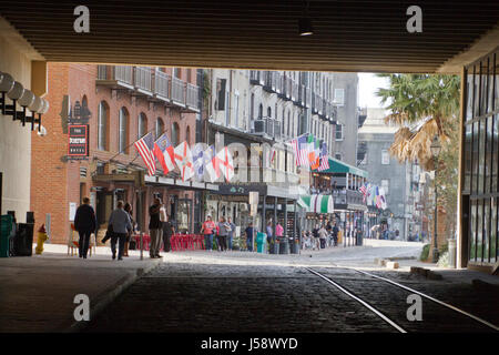 Savannah, Georgia, USA - 20. Januar 2017: Historische River Street entlang des Savannah River von der Tunnel-Durchgang, der sie trennt betrachtet.  Auch ca Stockfoto