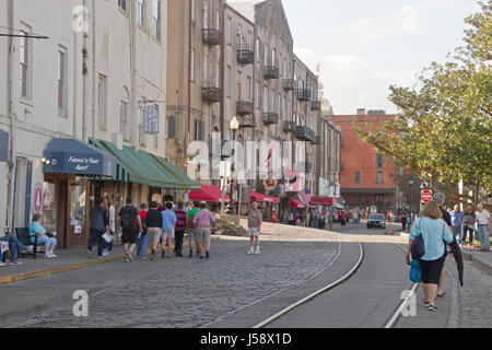 Savannah, Georgia, USA - 20. Januar 2017: Historische River Street entlang des Savannah River und der Tunnel-Durchgang, der sie trennt.  Auch genannt Riv Stockfoto