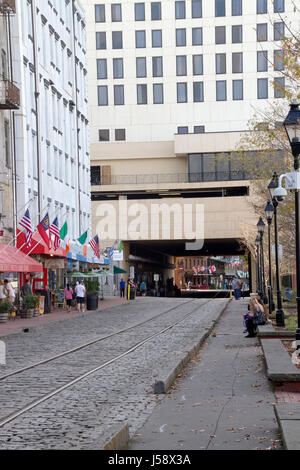 Savannah, Georgia, USA - 20. Januar 2017: Historische River Street entlang des Savannah River und der Tunnel-Durchgang, der sie trennt.  Auch genannt Riv Stockfoto